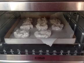 放入到已经提前预热好130度的东菱K30A烤箱下层，烘烤1个小时