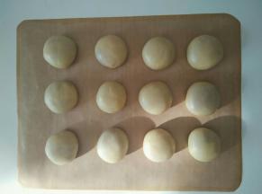 把油皮擀成面皮把油酥包裹进去收口向下静置15分钟