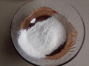 筛入面粉。