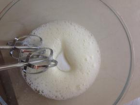 蛋清打至粗泡后分三次加入细砂糖