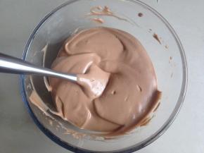 用同样手法将蛋糕糊拌好