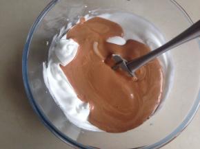 再倒回到剩余的蛋白霜里