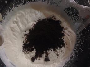 加入35克奥利奥饼干末到淡奶油里