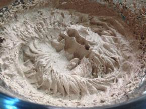 继续打发淡奶油，打至九分发，切记不可打过，可以打一会儿停一下看看