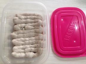 将奥利奥淡奶油放入裱花袋里，盒子里放入一块蛋糕片，挤上几行淡奶油