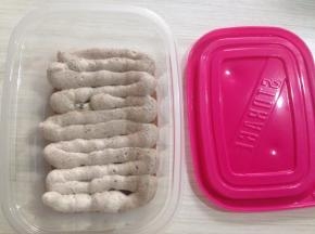 将奥利奥淡奶油放入裱花袋里，盒子里放入一块蛋糕片，挤上几行淡奶油
