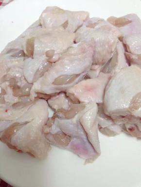 把鸡中翅清洗，然后砍段。一分为二