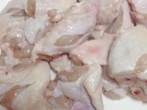 把鸡中翅清洗，然后砍段。一分为二