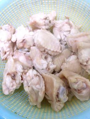 锅里烧适量的水，把鸡中翅放入锅里焯水捞沥干出备用。