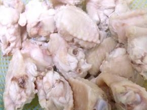 锅里烧适量的水，把鸡中翅放入锅里焯水捞沥干出备用。