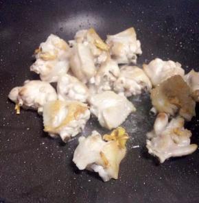 倒入沥干水的鸡中翅，煎至微黄