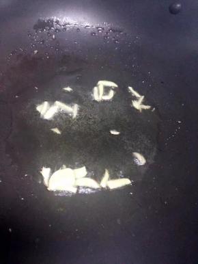 锅里放少许油，把姜片爆香