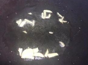 锅里放少许油，把姜片爆香