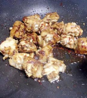 加入剁辣，和少许生抽翻均匀。