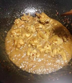 大火收汁，加入适量的盐调味即可。