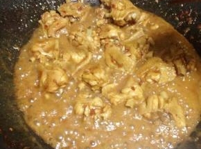 大火收汁，加入适量的盐调味即可。