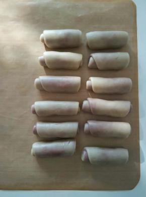 取其中一个擀成牛舍状，自上而下卷起做好后松弛15分钟