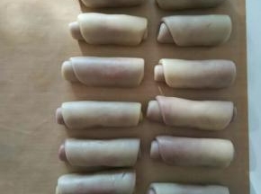 取其中一个擀成牛舍状，自上而下卷起做好后松弛15分钟