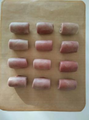 再重复上一个步骤，把面卷擀成牛舍状自上而下卷好，松弛15分钟