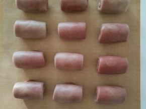 再重复上一个步骤，把面卷擀成牛舍状自上而下卷好，松弛15分钟