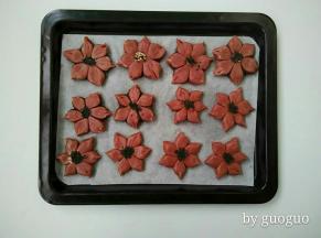 .松弛好的面团从中间按压一下，两边朝中间推，然后压成中间厚，边缘略薄的圆形。把豆沙馅包裹好，收口向下按扁，用刀对角划开。整形在中间部分刷蛋液，上面撒上黑芝麻。送入烤箱提前预热170度30分钟出炉