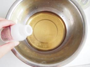 转化糖浆中加入枧水搅拌均匀