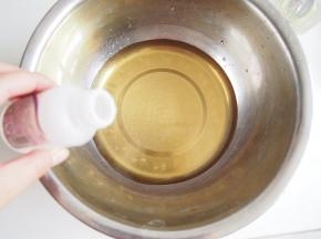 转化糖浆中加入枧水搅拌均匀