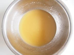 加入玉米油继续搅拌均匀