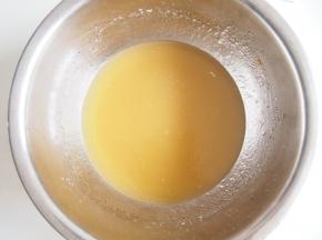 加入玉米油继续搅拌均匀