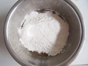 将面粉和奶粉倒入，用筷子稍微搅拌均匀