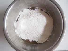 将面粉和奶粉倒入，用筷子稍微搅拌均匀