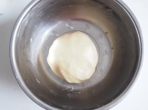 揉成光滑面团，盖上保鲜膜醒发半小时左右