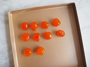 鸭蛋黄提前泡油3天左右，在烤盘上摆好