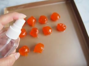 喷上高度白酒，烤箱140度，烘烤15分钟左右