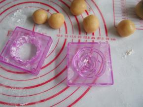 7将面团分成25g左右一个的面团