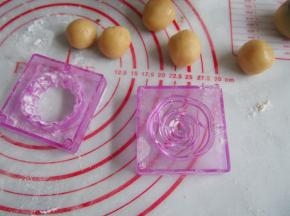 7将面团分成25g左右一个的面团