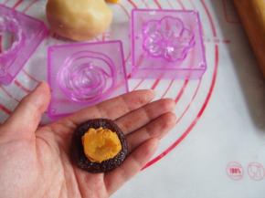 取10g红豆沙包上半个咸蛋黄