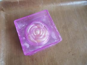 将模具的另一半压上，阳晨和果子的这款模具上有对应的小孔，很容易对准花色压好的~为了更好的脱模，所以最好撒一层粉哦~