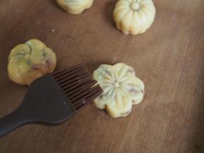 取出后刷上一层蛋液，继续烘烤15分钟左右熟透即可