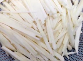 把茭白洗净切成丝备用。