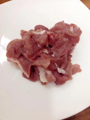 猪肉洗净切丝备用。