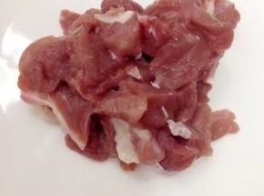 猪肉洗净切丝备用。