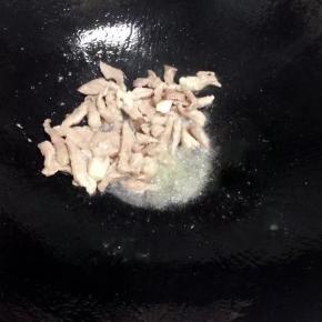 锅里倒入适量的油，把切好的猪肉倒入翻炒变色