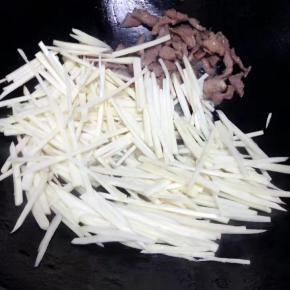 再加入切好的茭白