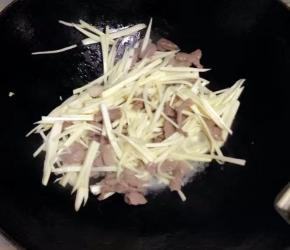 然后把猪肉和茭白翻炒均匀。