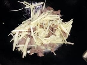 然后把猪肉和茭白翻炒均匀。