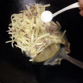 最后加入盐调味即可。
