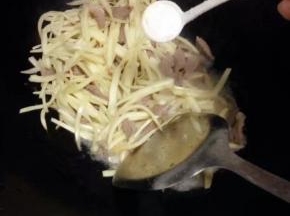 最后加入盐调味即可。