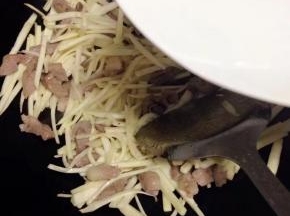 加入少许水翻炒片刻。（太干就加些水）