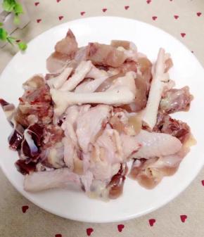 先把鸡肉洗净切成备用。
